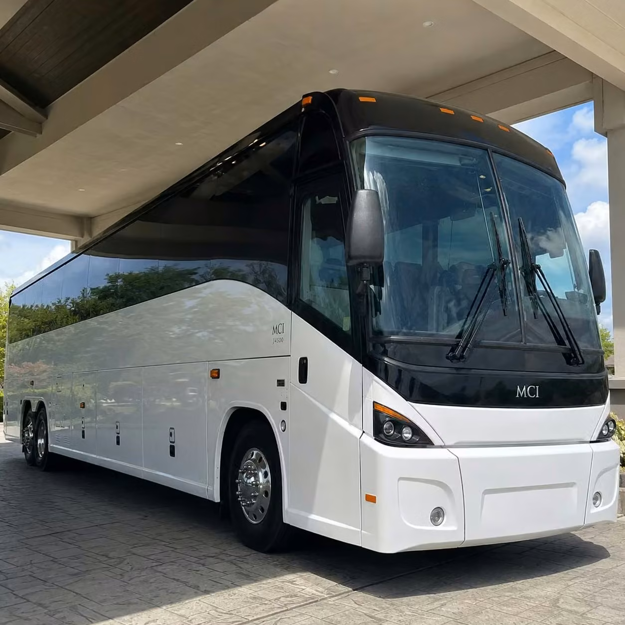goleta 56 passenger military charter buses with undercarriage gear bays